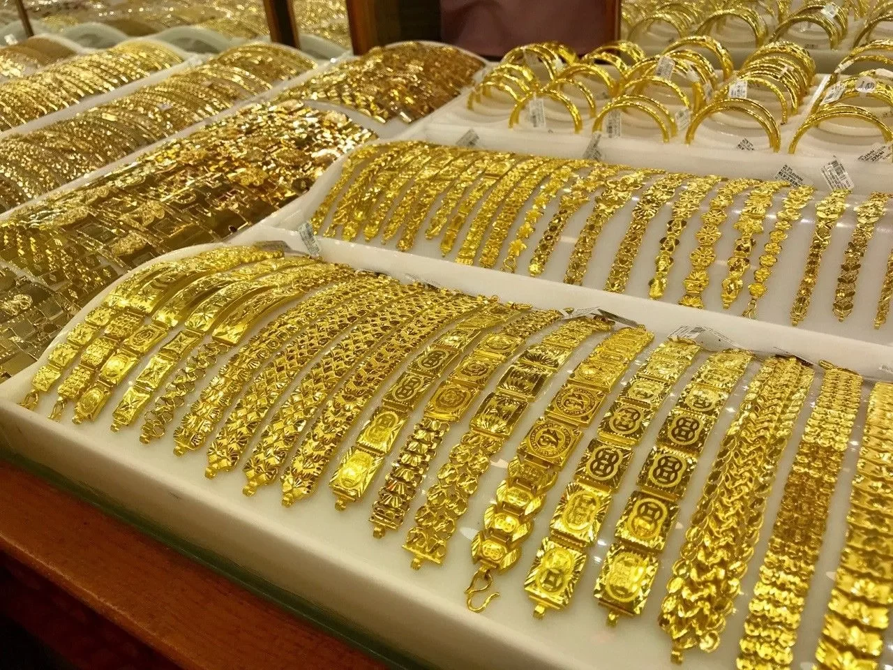 Vàng 610 là vàng gì? Giá vàng 610 bao nhiêu 1 chỉ? Có phải vàng 18k?